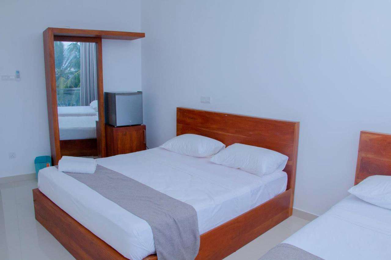 Marakolliya Beach Resort Тангале Екстериор снимка